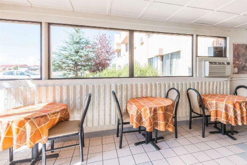 Super 8 by Wyndham Laramie image 10