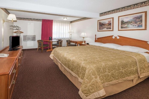 Super 8 by Wyndham Laramie image 5